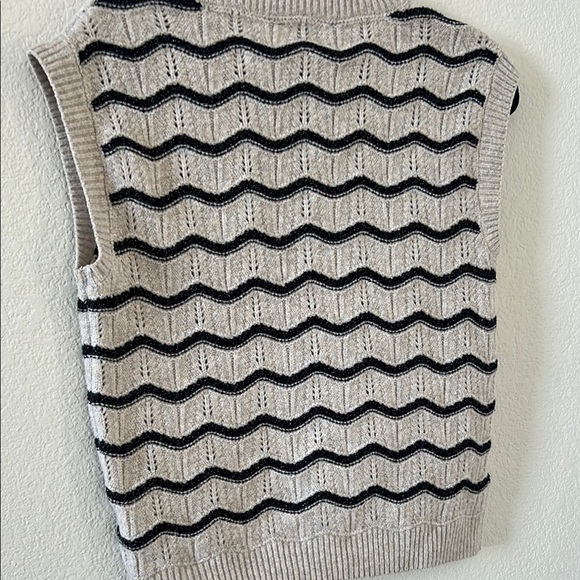 Broadway women size  mBlack and Cream Sleeveless Sweater - Picture 10 of 10